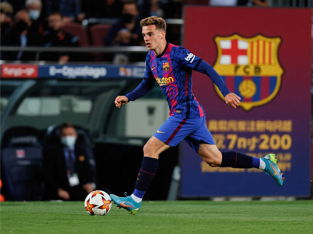 他只是那看 他只是那看